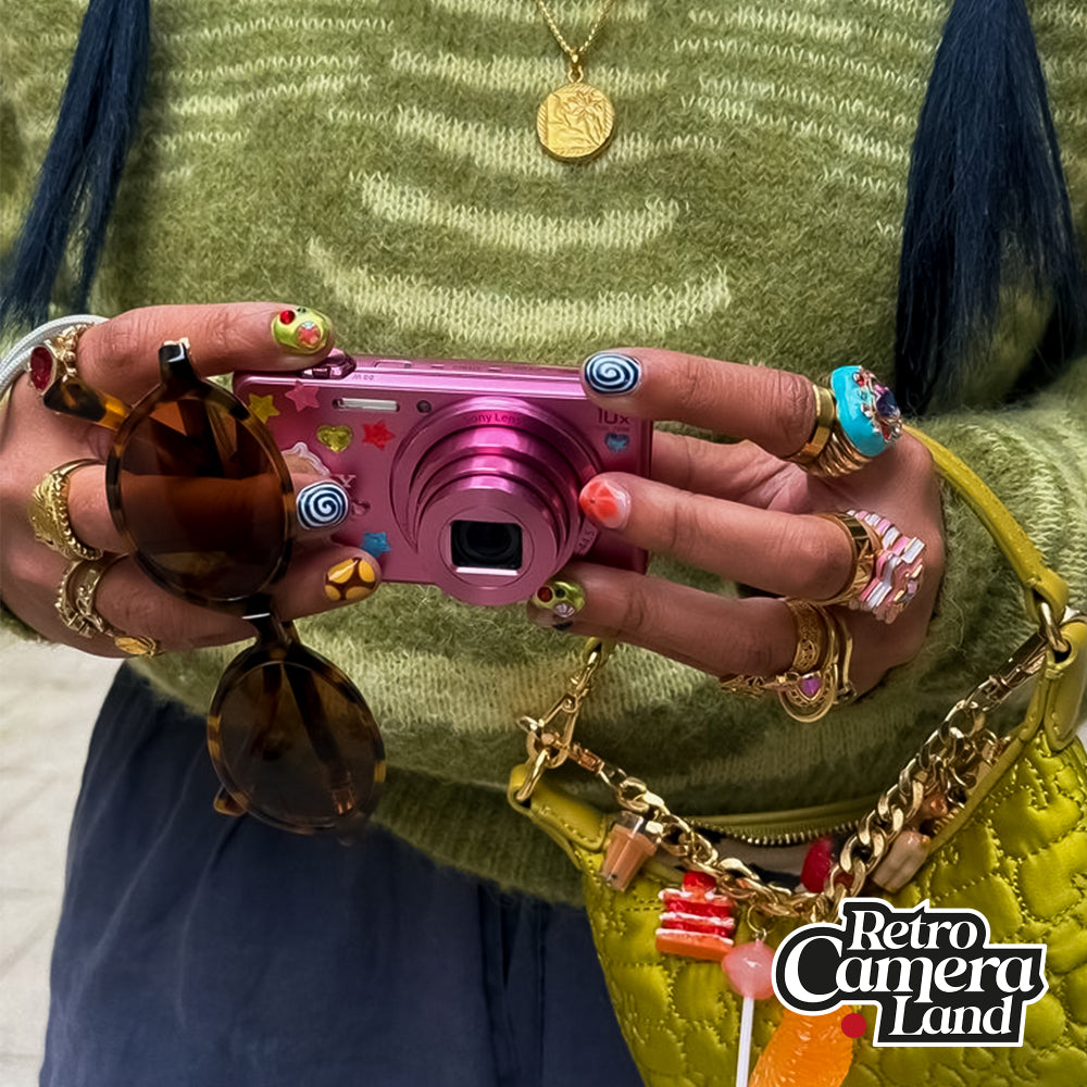 Y2K Dijital Kameralar: 2000’ler Ruhunu Geri Getiren Fotoğraf Akımı