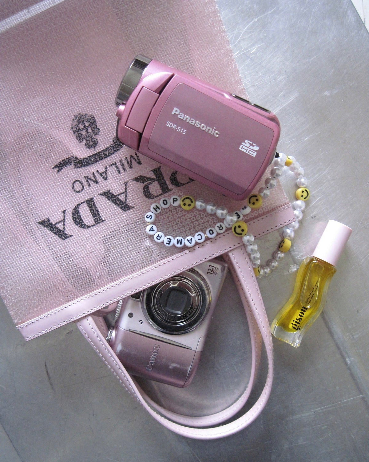 Ünlü Sanatçıların Kullandığı Retro Kameralar (Dua Lipa, Kendall Jenner, Bella Hadid)