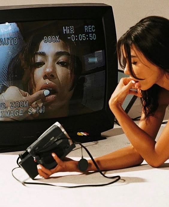 Gece Fotoğrafçılığı: Retro Kamera ile Y2K Neon Estetiği