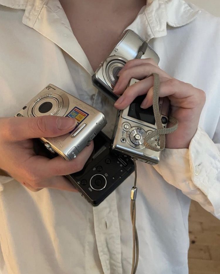 HP Photosmart R827: Y2K Classic with 8MP CCD Sensor — Retro Digital Cam