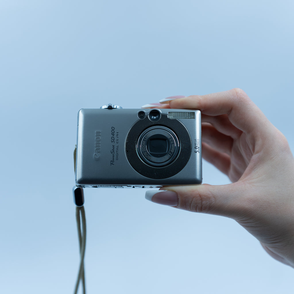 Canon PowerShot SD400 yan görünüm | RetroCameraLand