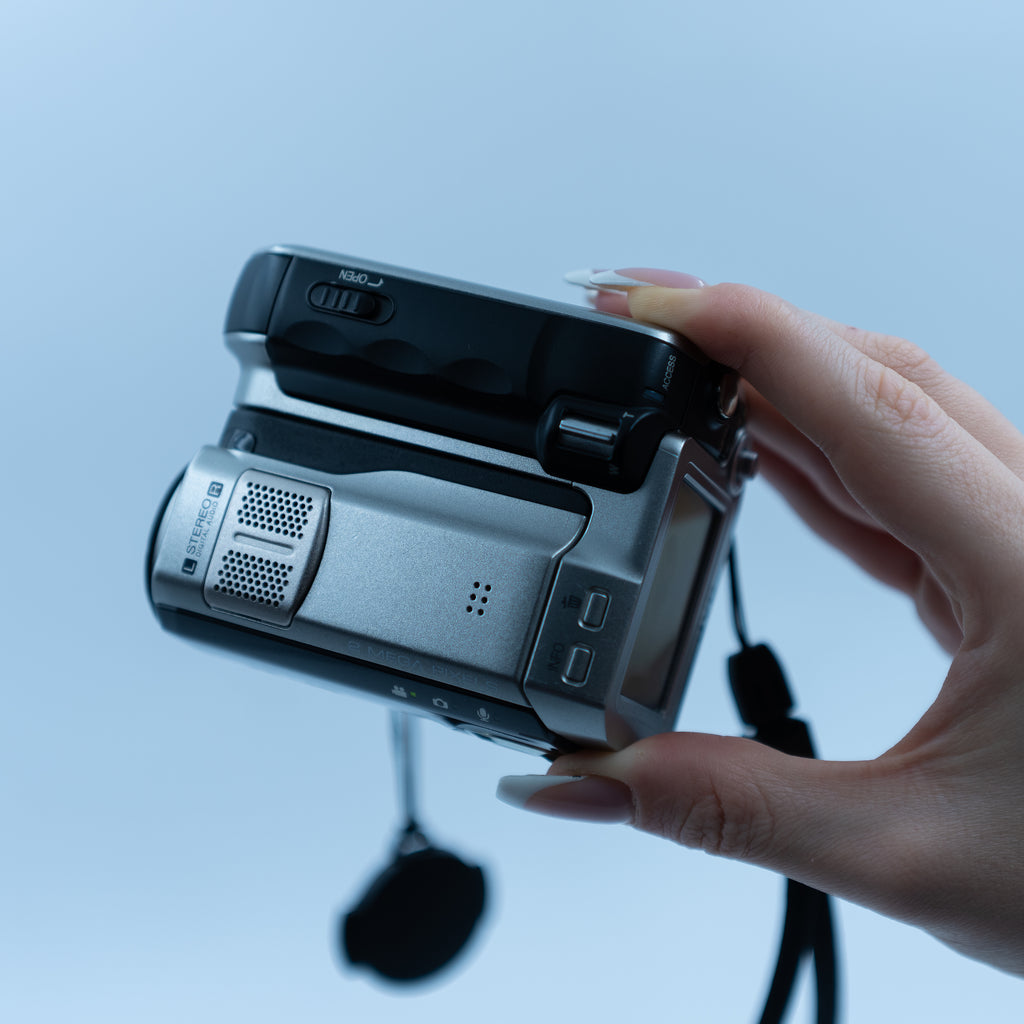 JVC GZ-MC200E yan görünüm | RetroCameraLand