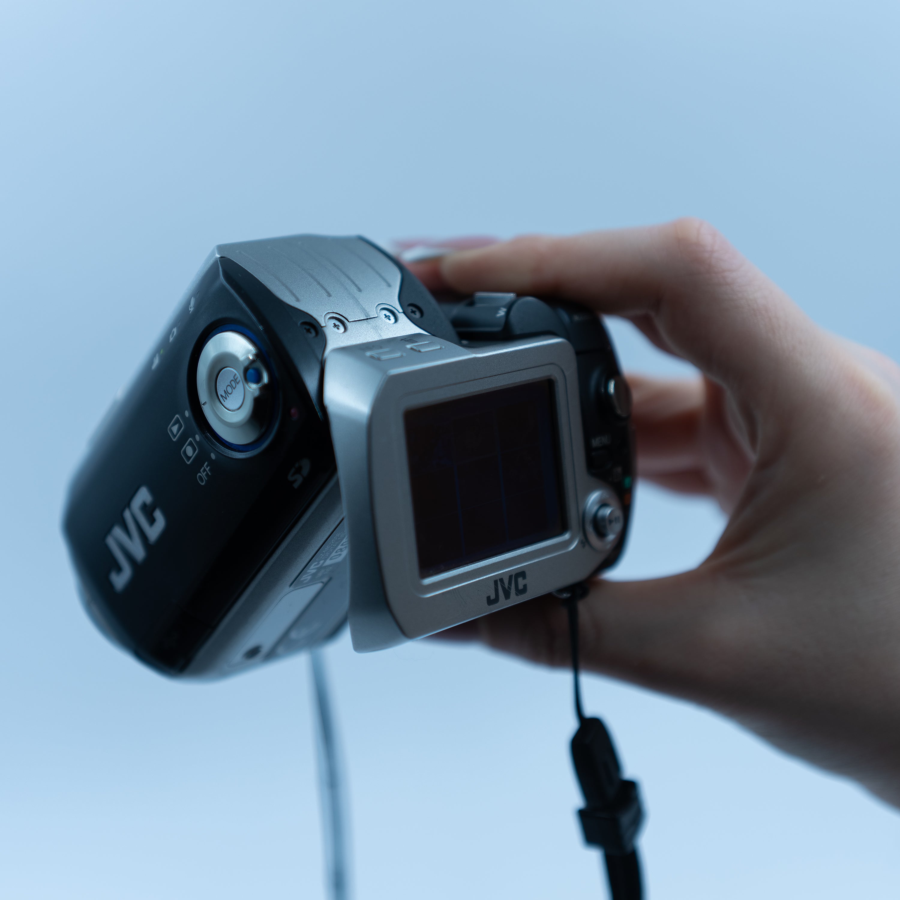 JVC GZ-MC200E lens detayı | RetroCameraLand