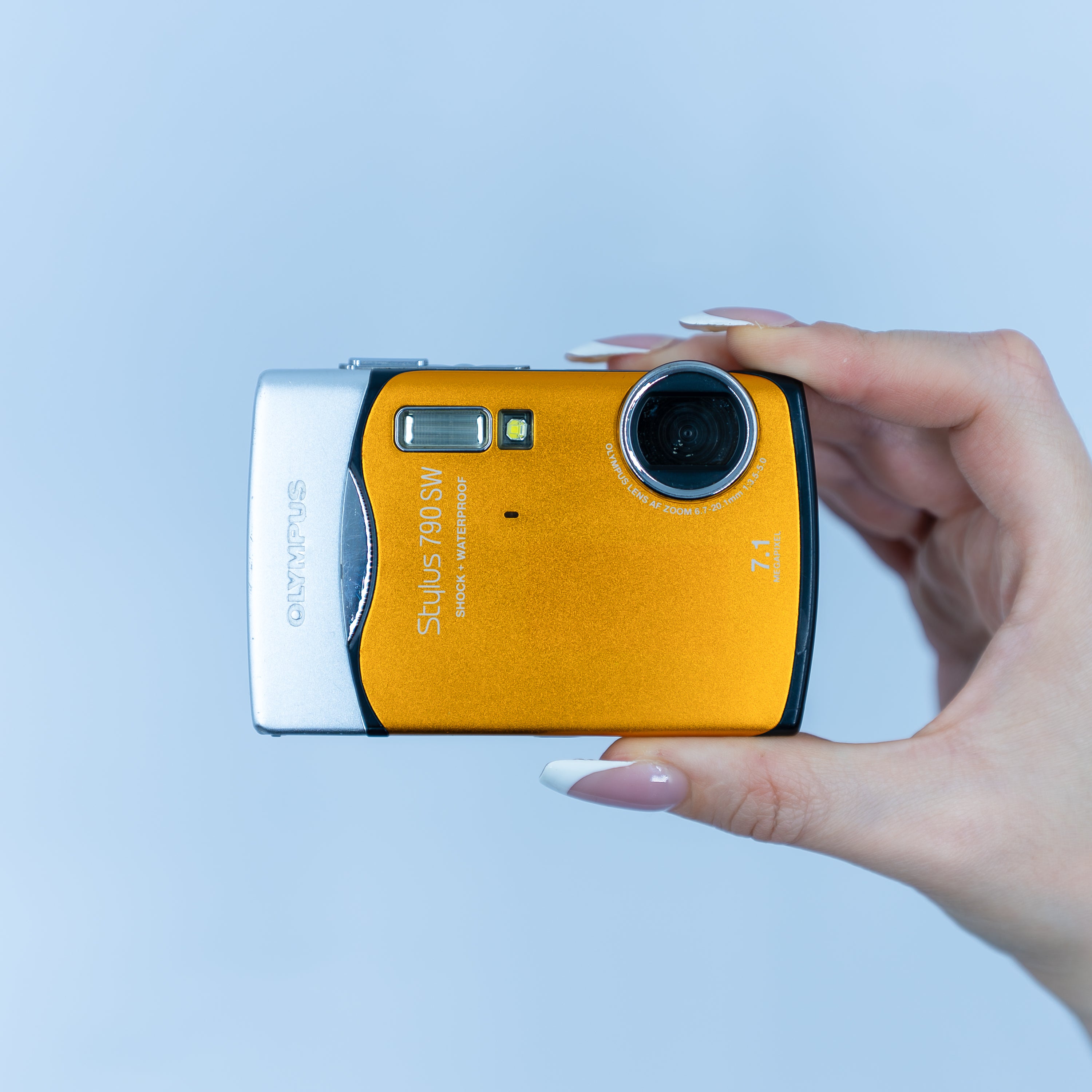 Olympus Stylus 790 SW ön görünüm | RetroCameraLand