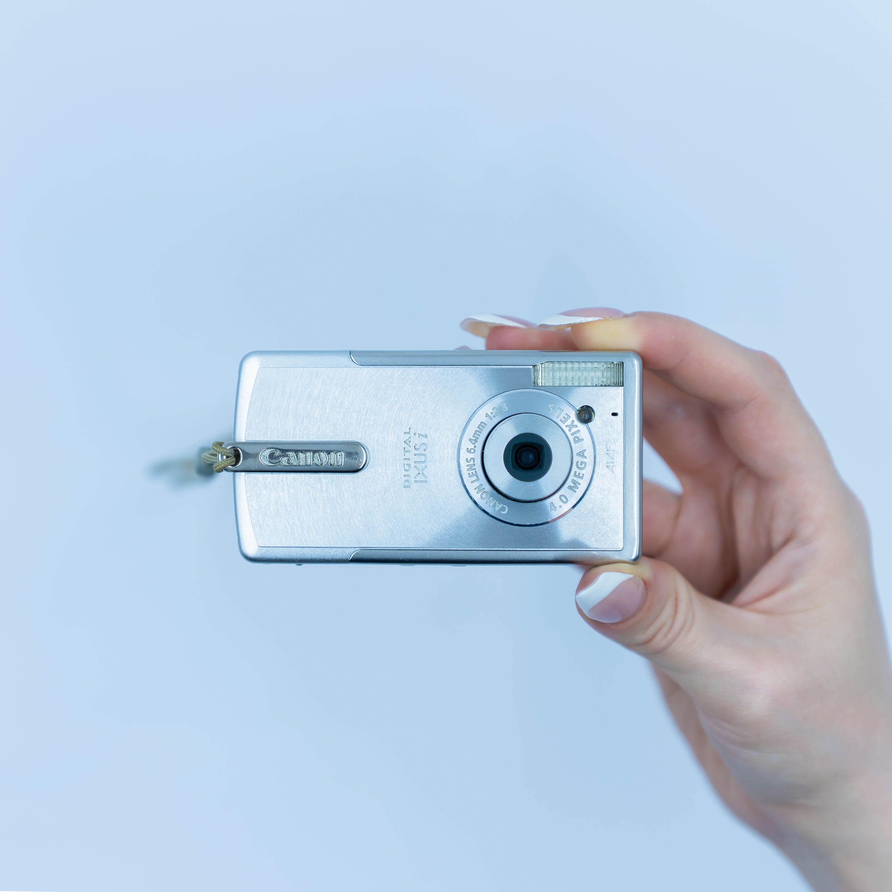 Canon IXUS i ön görünüm | RetroCameraLand