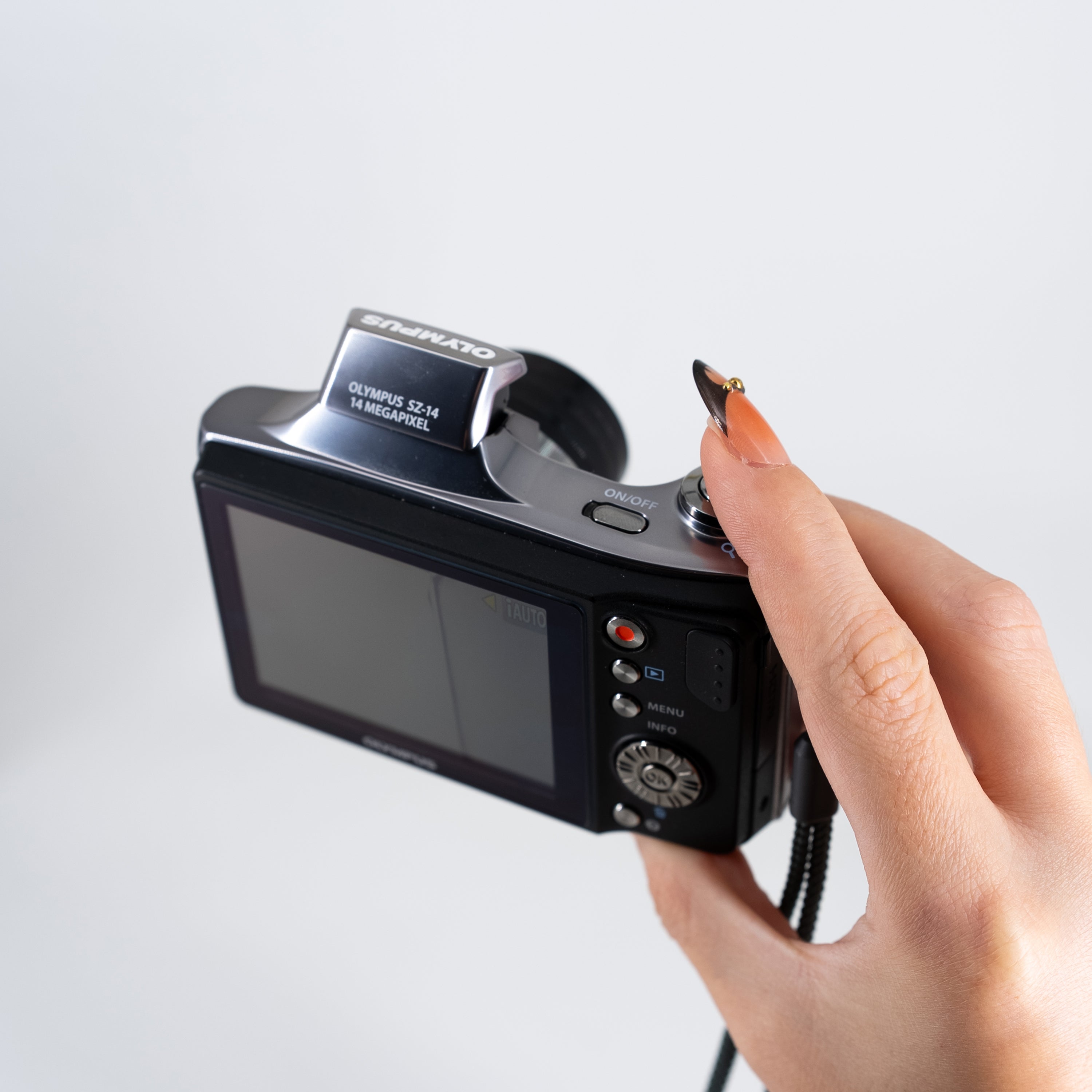 Olympus SZ-14 yan görünüm | RetroCameraLand