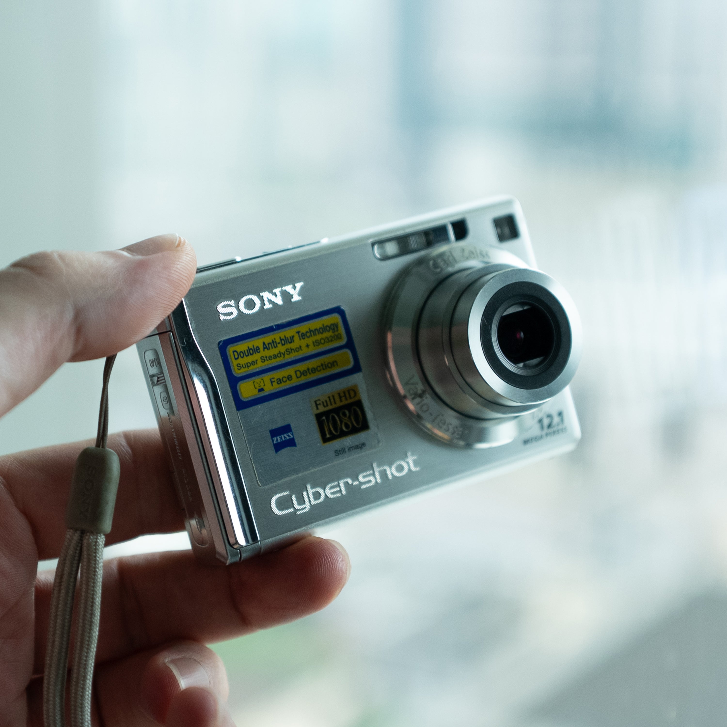 Sony Cybershot DSC-W200 ön görünüm | RetroCameraLand