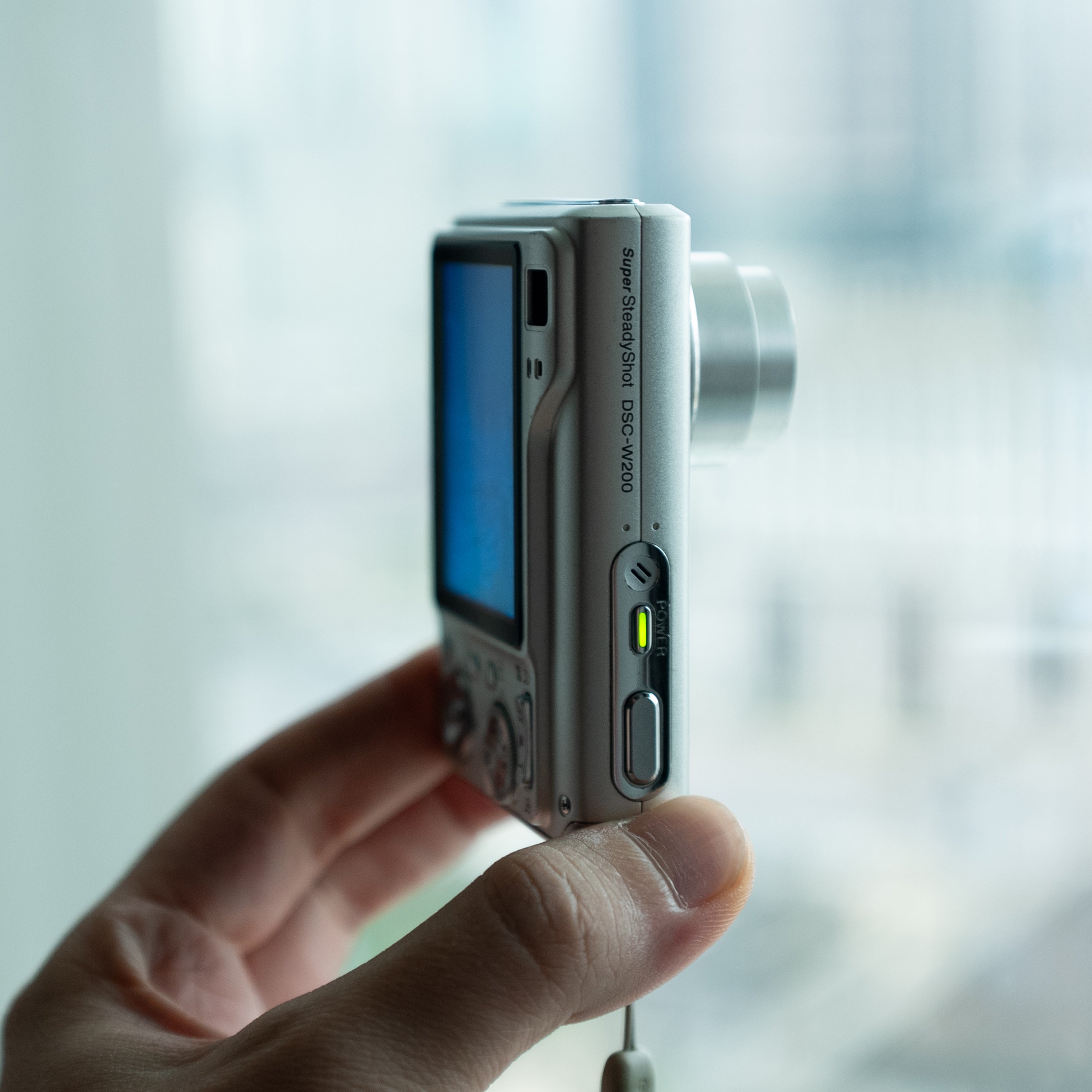 Sony Cybershot DSC-W200 yan görünüm | RetroCameraLand