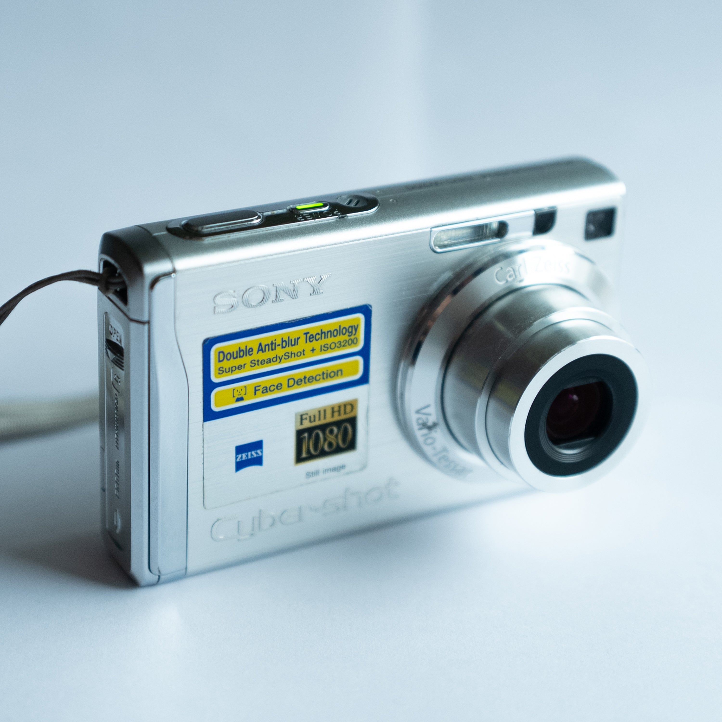 Sony Cybershot DSC-W200 yan görünüm | RetroCameraLand