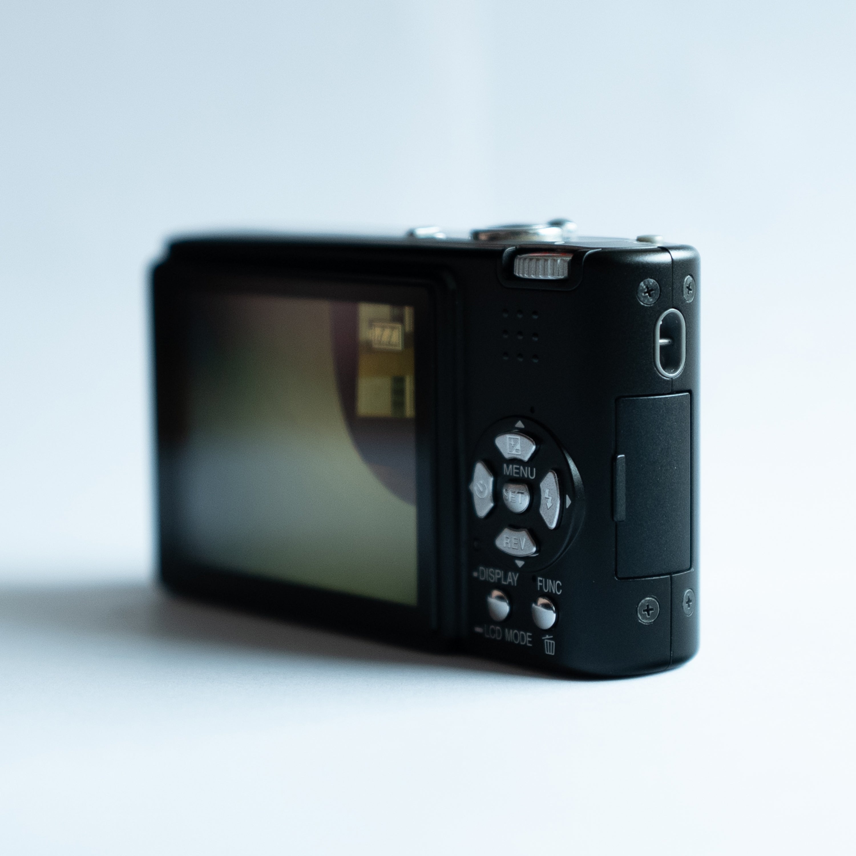 Panasonic Lumix DMC FX10 ön görünüm | RetroCameraLand