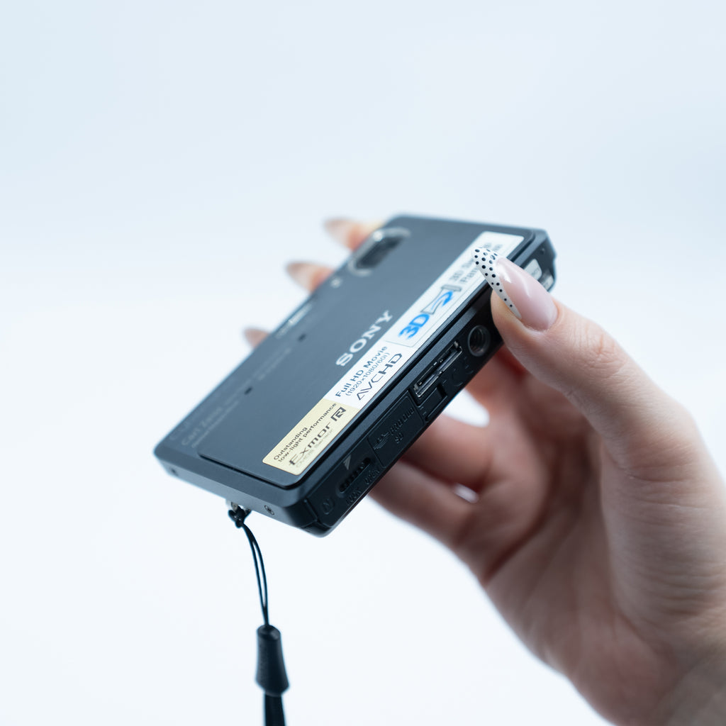 Sony Cyber-shot DSC-TX9 yan görünüm | RetroCameraLand