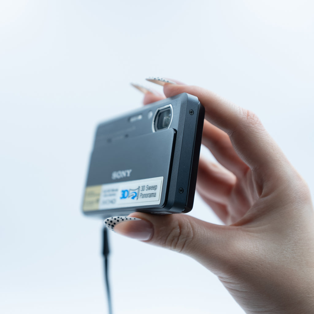 Sony Cyber-shot DSC-TX9 ön görünüm | RetroCameraLand