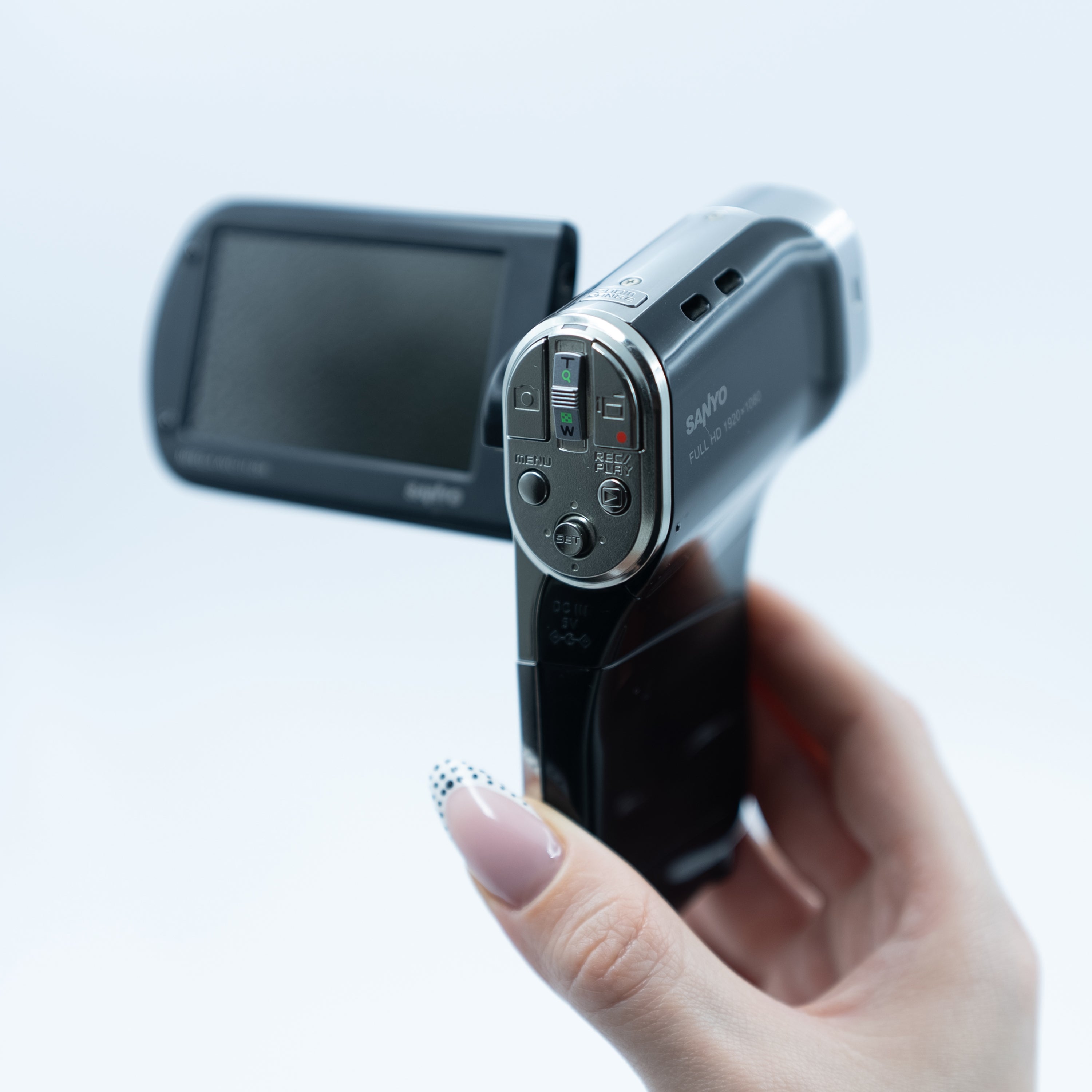 Sanyo Xacti CG100 EX ön görünüm | RetroCameraLand