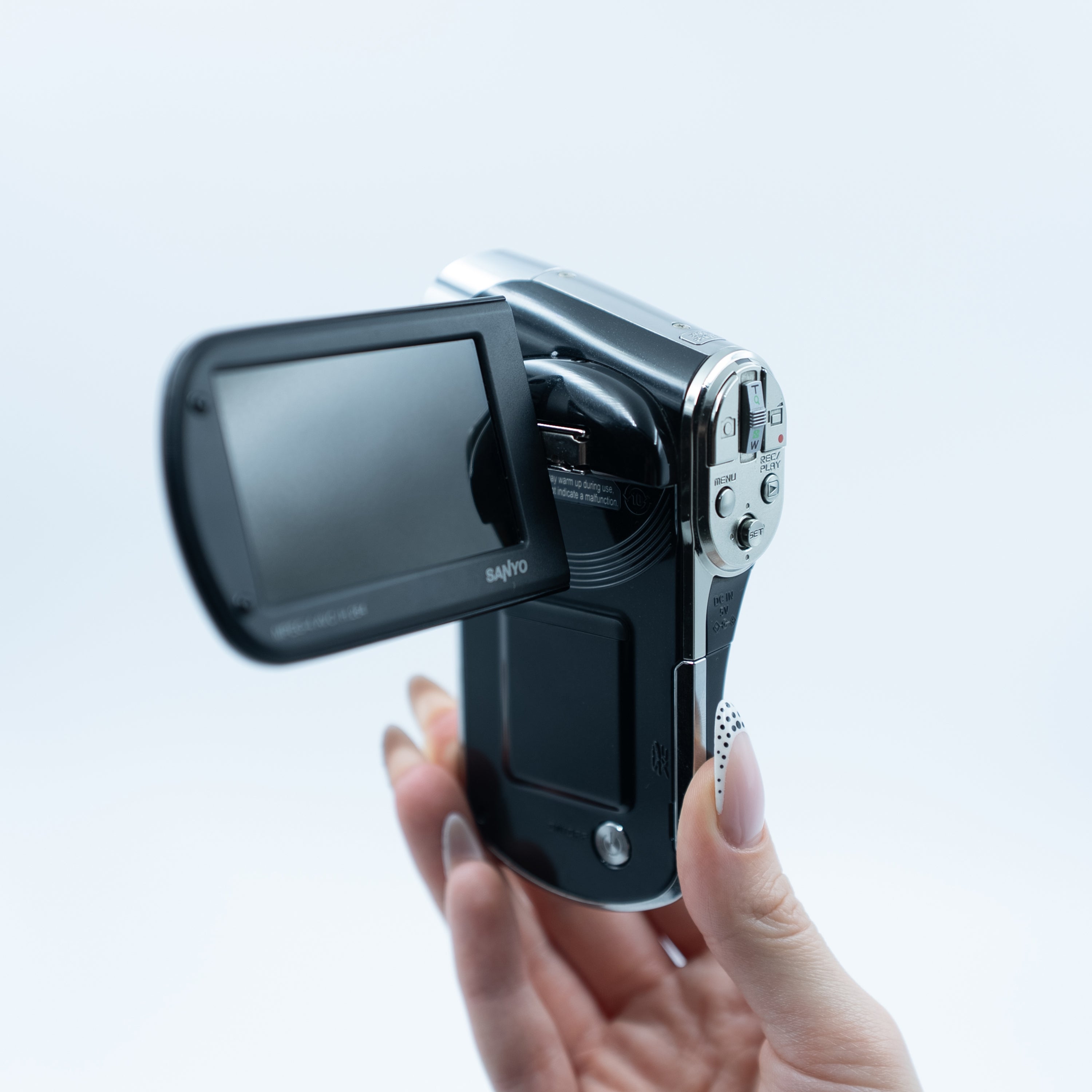 Sanyo Xacti CG100 EX yan görünüm | RetroCameraLand