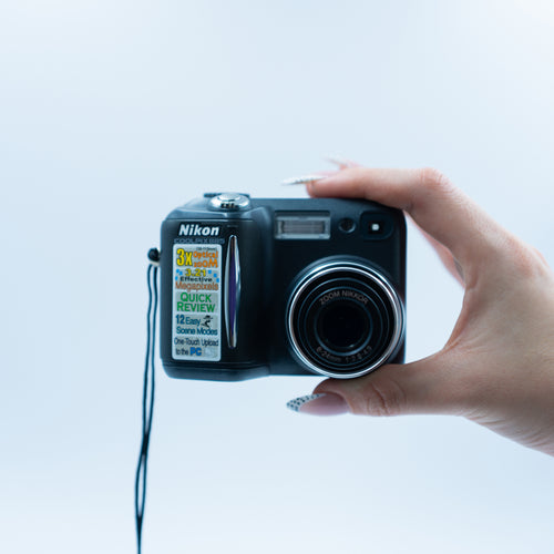 Nikon Coolpix 885 ön görünüm | RetroCameraLand