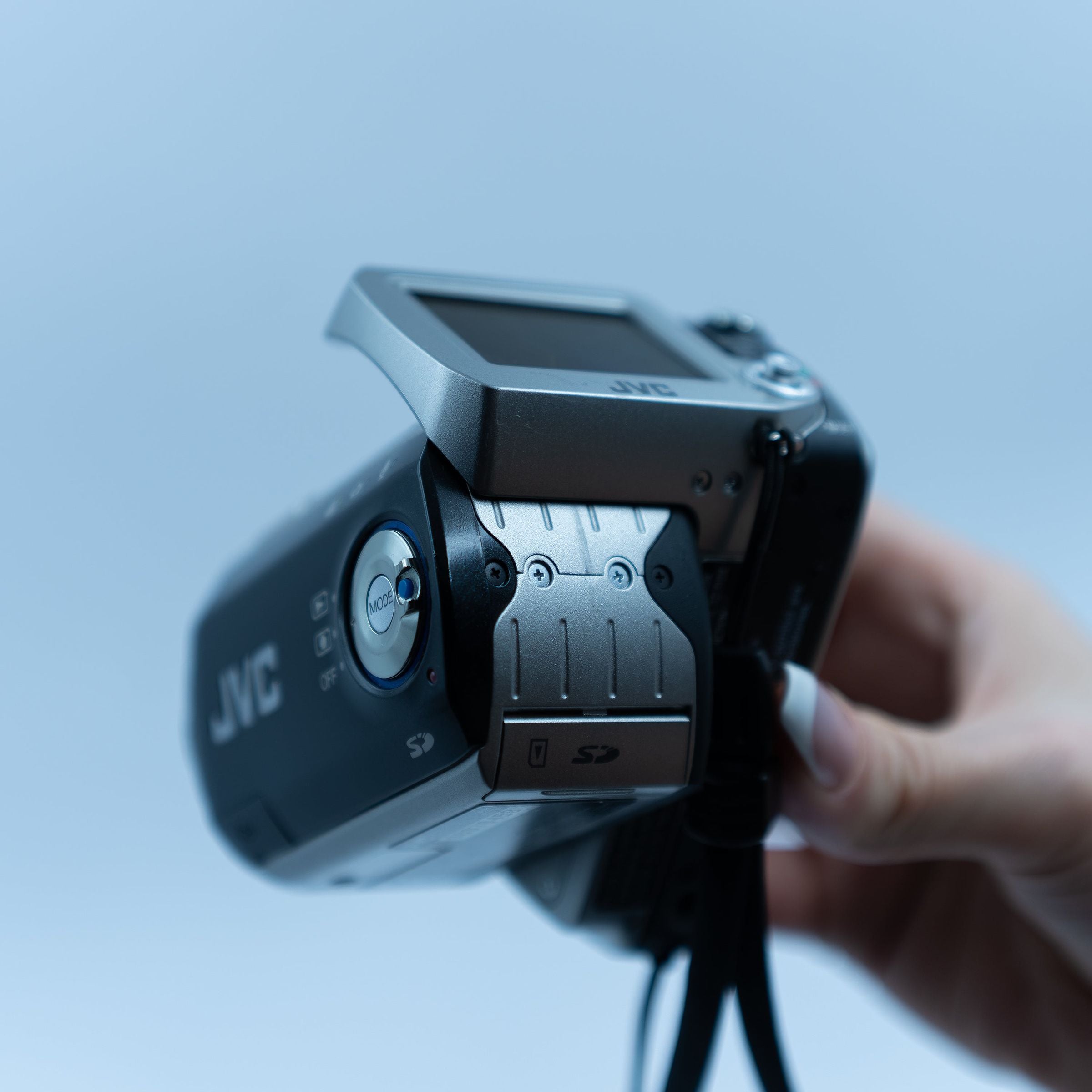 JVC GZ-MC200E ön görünüm | RetroCameraLand