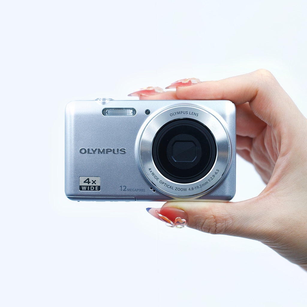 Olympus D-700 - ön görünüm