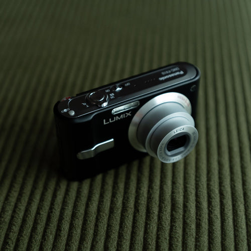 Panasonic Lumix DMC FX10 ön görünüm | RetroCameraLand