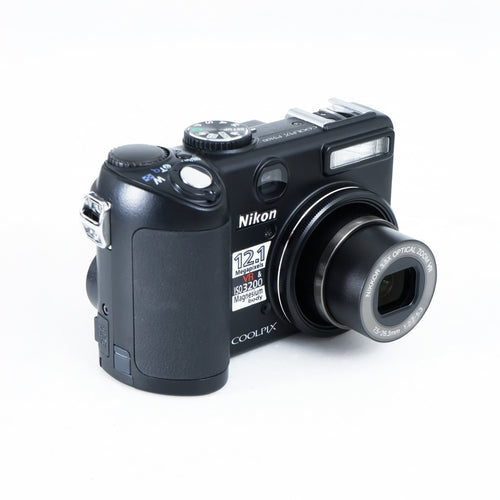 Nikon Coolpix P5100 ön görünüm | RetroCameraLand